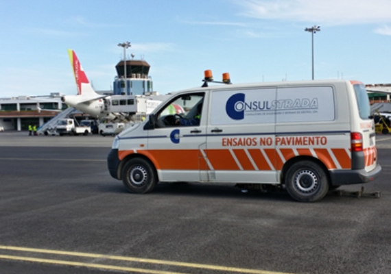 A CONSULSTRADA, Realizou o Estudo de Caracterização Final dos Pavimentos, da empreitada realizado no Aeroporto Internacional da Madeira (Funchal). O Estudo consistiu na verificação e validação dos pressupostos do projecto, nomeadamente a avaliação da Capacidade de Carga (com o respectivo cálculo do PCN da pista), medição do “Índice de Irregularidade Internacional”(IRI), e medição do Atrito e Textura da pista e “taxiways” (zonas de circulação das aeronaves) deste aeroporto.
Todos estes parâmetros foram medidos através de equipamentos próprios de alto rendimento, sendo disso exemplo o “Falling Weight Deflectometer”, “Perfilómetro e Texturómetro Laser” e “Grip Tester”. 