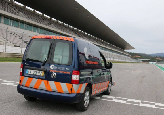 A CONSULSTRADA realizou uma campanha de ensaios de avaliação do IRI (International Roughness Index) da camada de desgaste dos pavimentos da Pista e da «Pit Stop» deste autódromo.
Devido à especificidade do tipo de análise que se pretendeu fazer e, com o propósito de obter uma melhor caracterização do estado da irregularidade longitudinal do pavimento (IRI), optou-se por efectuar três passagens na Pista e duas passagens na «Pit Stop» com o equipamento Perfilómetro Laser de modo a detalhar a observação dos locais singulares com desvios significativos de irregularidade longitudinal, tendo-se considerado um valor de 2,0 m/km como o valor de referência.