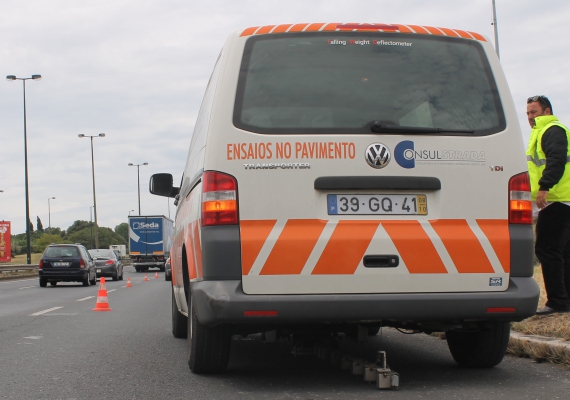 A Câmara Municipal de Lisboa adjudicou em 2015 à CONSULSTRADA, a realização dos serviços e estudos referentes à Caracterização Estrutural do Pavimento da Segunda Circular, via estruturante e das mais trafegadas da área metropolitana de Lisboa. As atividades incluídas na Caracterização Estrutural do Pavimento foram a Realização de Ensaios de Carga com o Deflectómetro de Impacto (FWD) e medição de cavados de rodeira, Prospeção Geotécnica, com Sondagens por Poço e Sondagens à Rotação no pavimento, Ensaios Laboratoriais e “in situ”, Tratamento e Análise dos Resultados dos Ensaios de Carga (incluindo zonamento em trechos de comportamento estruturalmente homogéneos, Plano de Prospeção e determinação de Módulos de Deformabilidade das camadas do pavimento e fundação).